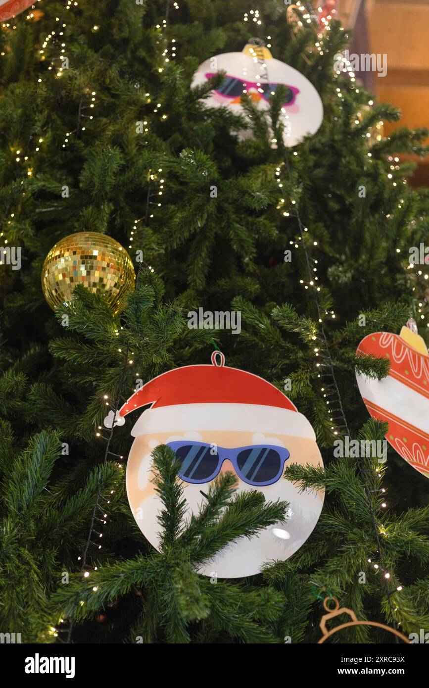 Albero di Natale decorato con decorazioni fresche Foto Stock