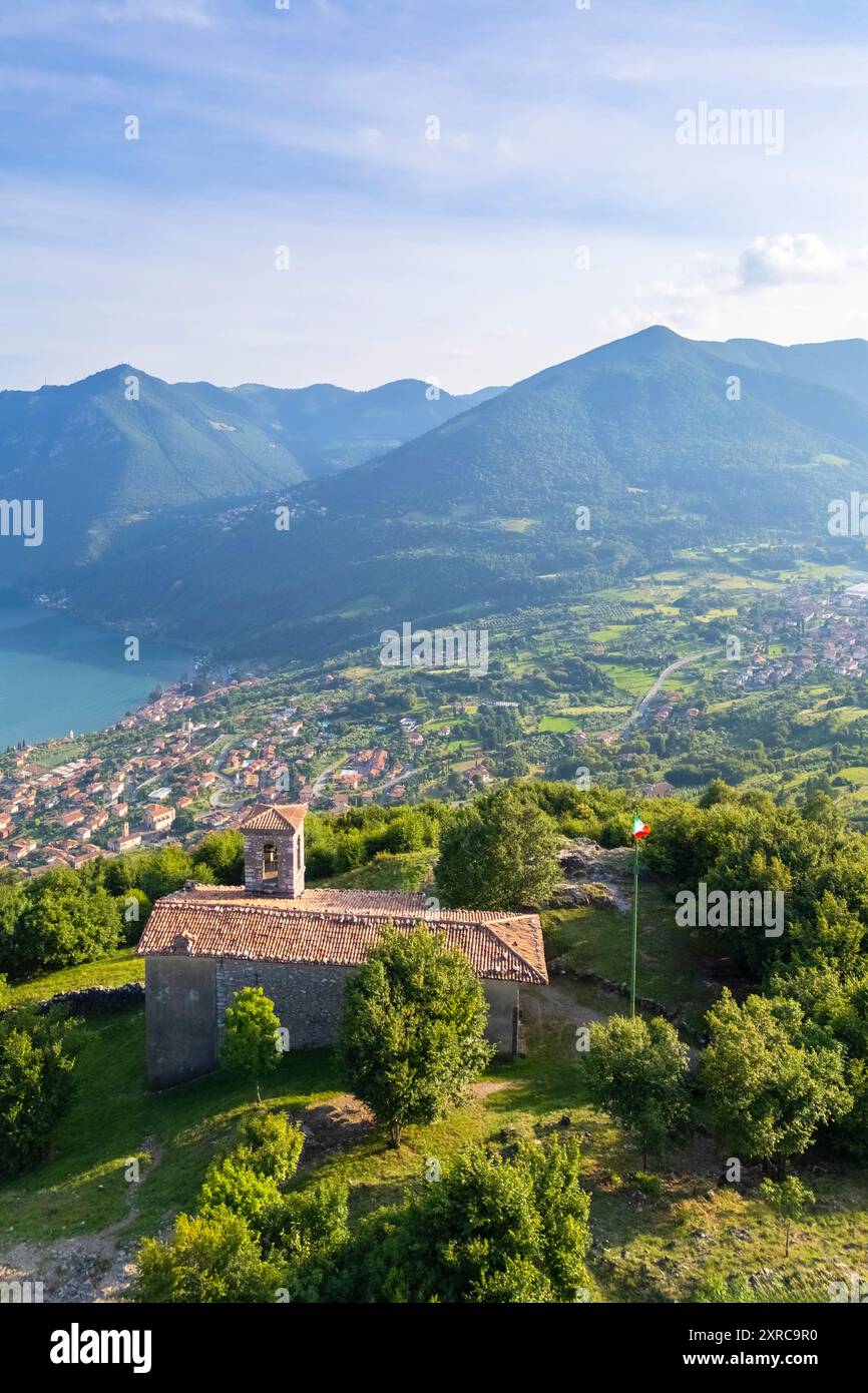 Veduta aerea della chiesetta di San Defendente che domina in estate il Lago d'Iseo, Solto Collina, Lago d'Iseo, Bergamo, Lombardia, Italia, Foto Stock