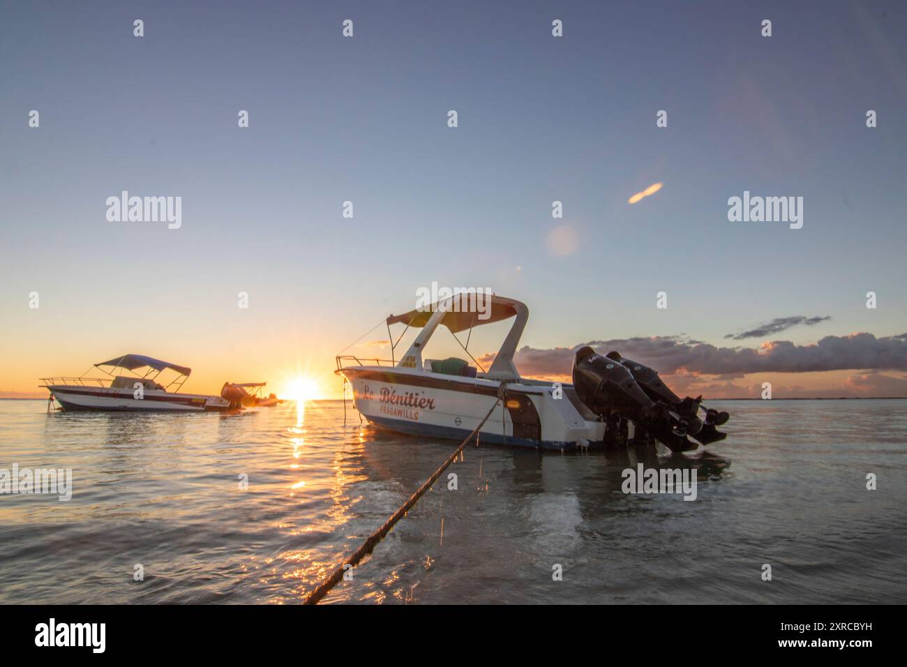 Tramonto su una splendida spiaggia di sabbia con vista dell'Oceano Indiano, del mare e del paesaggio tropicale, vacanza sulla spiaggia di Flic en Flac, Mauritius, Africa Foto Stock