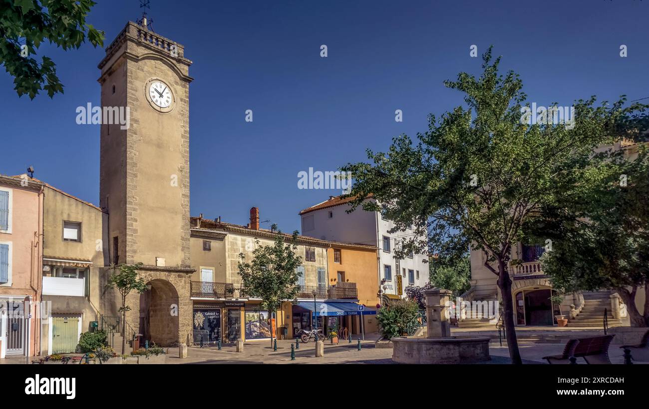 Il Tour de l'Horloge a Nissan lez Enserune fu costruito nel 1731 e servì come uno degli ingressi della città vecchia. Foto Stock