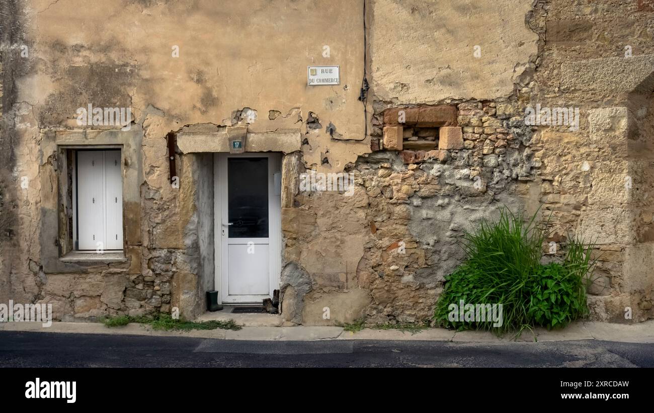 Facciata della casa a Ornaisons. Foto Stock