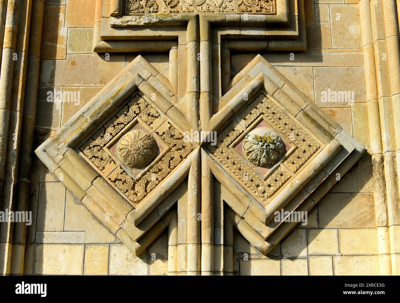 Due diamanti sulla facciata est della chiesa a cupola a croce di Samtavisi, Samtavisi, Cartalia interna, Georgia Foto Stock
