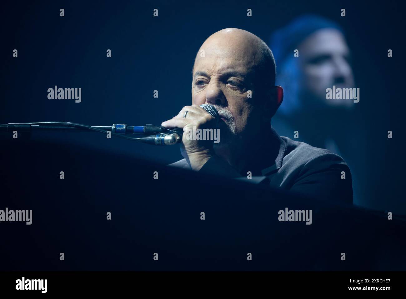 SOLO PER USO EDITORIALE Billy Joel si esibisce al Principality Stadium di Cardiff, segnando la prima esibizione del cantante in città e la sua unica mostra europea nel 2024. Data foto: Venerdì 9 agosto 2024. Foto Stock