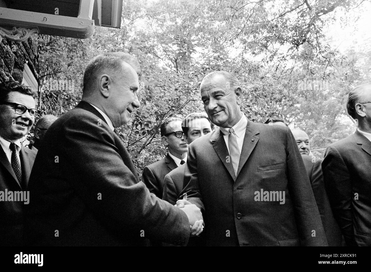 Il presidente degli Stati Uniti Lyndon Johnson stringe la mano al Premier sovietico Alexei Kosygin, Glassboro Summit Conference, Glassboro State College, Glassboro, New Jersey, USA, Yoichi Okamoto, 23 giugno 1967 Foto Stock