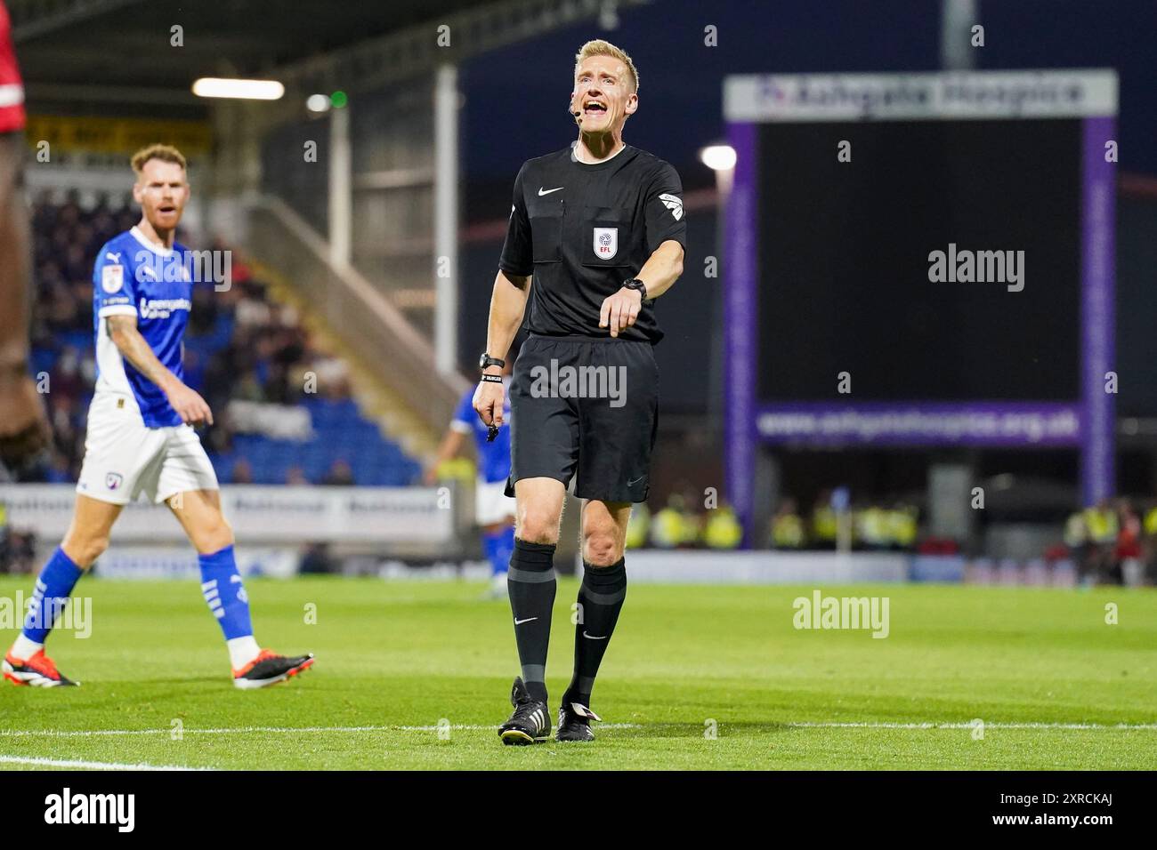 Chesterfield, Regno Unito. 09 agosto 2024. L'arbitro SCOTT OLDHAM durante la partita tra Chesterfield FC e Swindon Town FC SKY BET EFL League 2 allo SMH Group Stadium di Chesterfield, Inghilterra, Regno Unito il 9 agosto 2024 Credit: Every Second Media/Alamy Live News Foto Stock