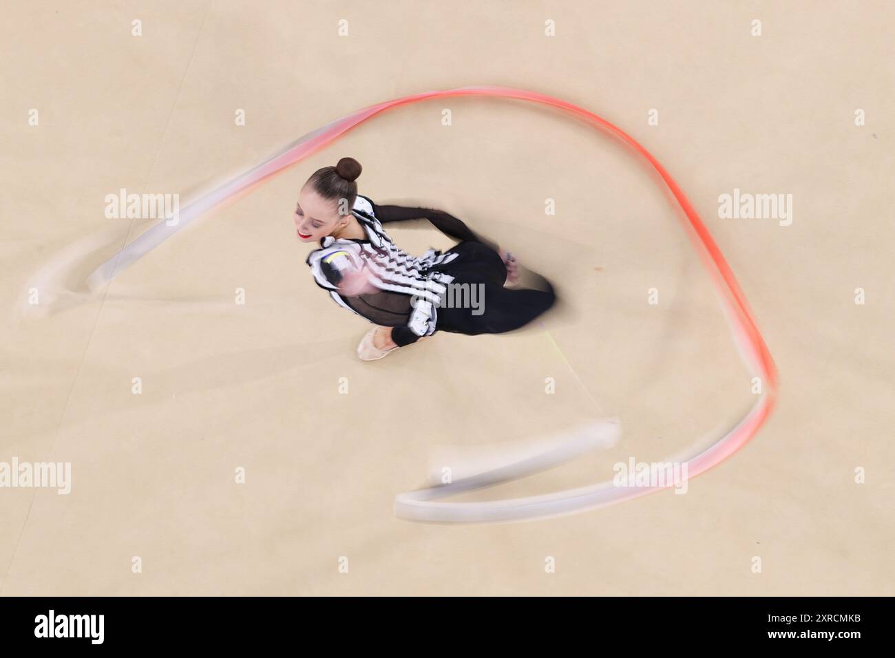 Parigi, Francia. 9 agosto 2024. Taisiia Onofriichuk dell'Ucraina si esibisce durante la rotazione del nastro della finale individuale all-around di ginnastica ritmica ai Giochi Olimpici di Parigi 2024 a Parigi, Francia, 9 agosto 2024. Crediti: Chen Yichen/Xinhua/Alamy Live News Foto Stock