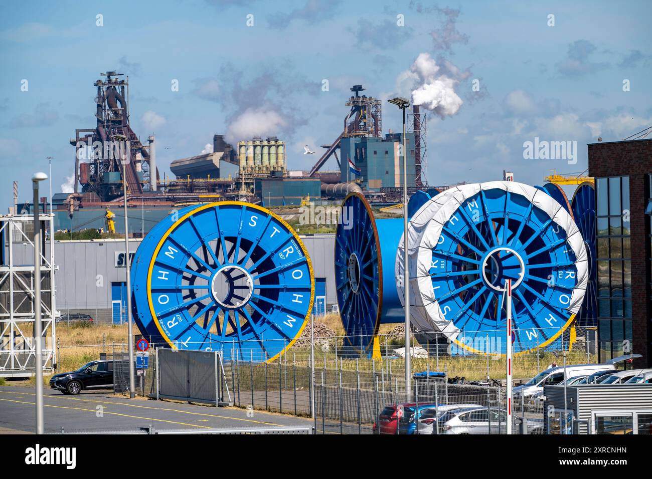 Tamburi per cavi per tubi TCP che trasportano idrogeno dai parchi eolici offshore a terra, produzione speciale dei tubi TCP da parte della società Strohm, presso la Foto Stock