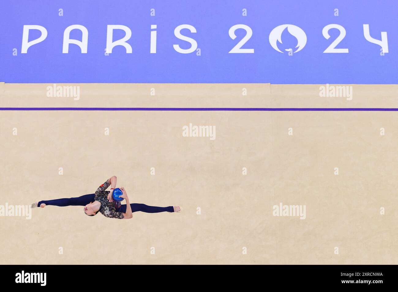 Parigi, Francia. 9 agosto 2024. Il cinese Wang Zilu si esibisce durante la rotazione della palla della finale individuale di ginnastica ritmica ai Giochi Olimpici di Parigi 2024, a Parigi, in Francia, 9 agosto 2024. Crediti: Chen Yichen/Xinhua/Alamy Live News Foto Stock