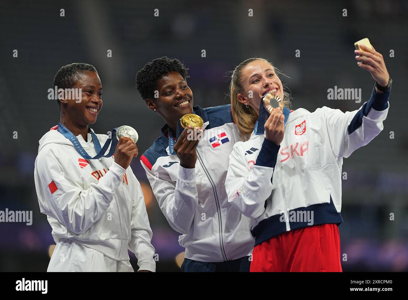 Saint Denis, Francia. 09 agosto 2024. Olimpiadi, Parigi 2024, atletica leggera, Stade de France, 400 m, donne, finale, seconda classificata Salwa Eid Naser dal Bahrain, prima classificata Marileidy Paulino dalla Repubblica Dominicana e terza classificata Natalia Kaczmarek dalla Polonia (l-r) scattano un selfie. Crediti: Michael Kappeler/dpa/Alamy Live News Foto Stock