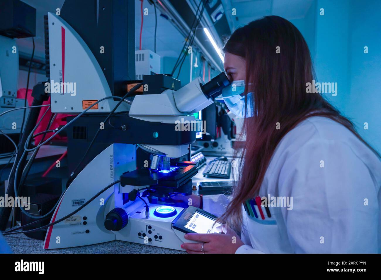 Torino, Italia - 19 ottobre 2021: Giovani ricercatori al lavoro in un laboratorio oncologico dedicato alla ricerca scientifica Foto Stock