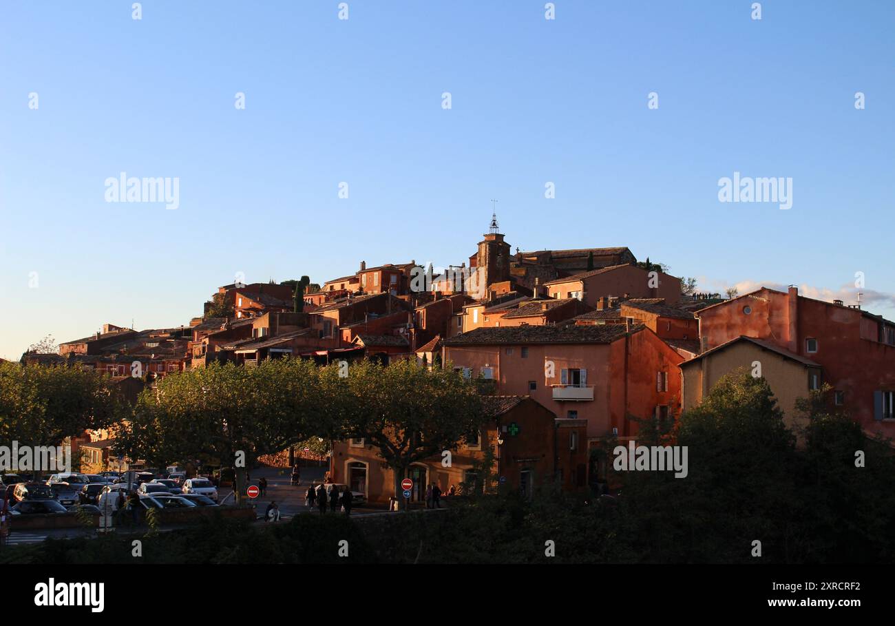 Facciata rossa di una casa a Roussillon al tramonto Foto Stock