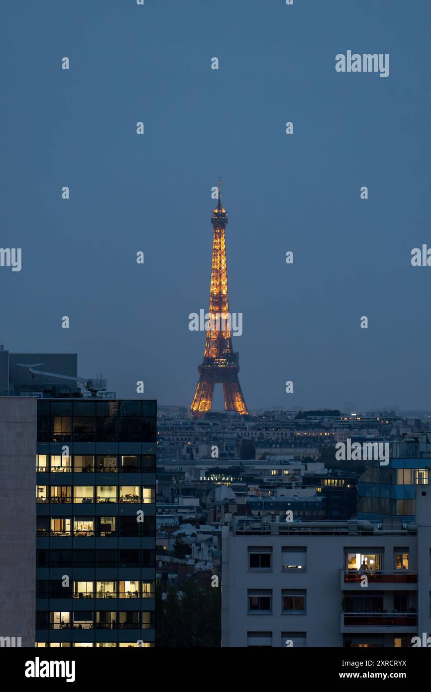 Parigi, Francia - 31 ottobre 2022: Torre Eiffel illuminata che risplende sullo skyline parigino al crepuscolo Foto Stock