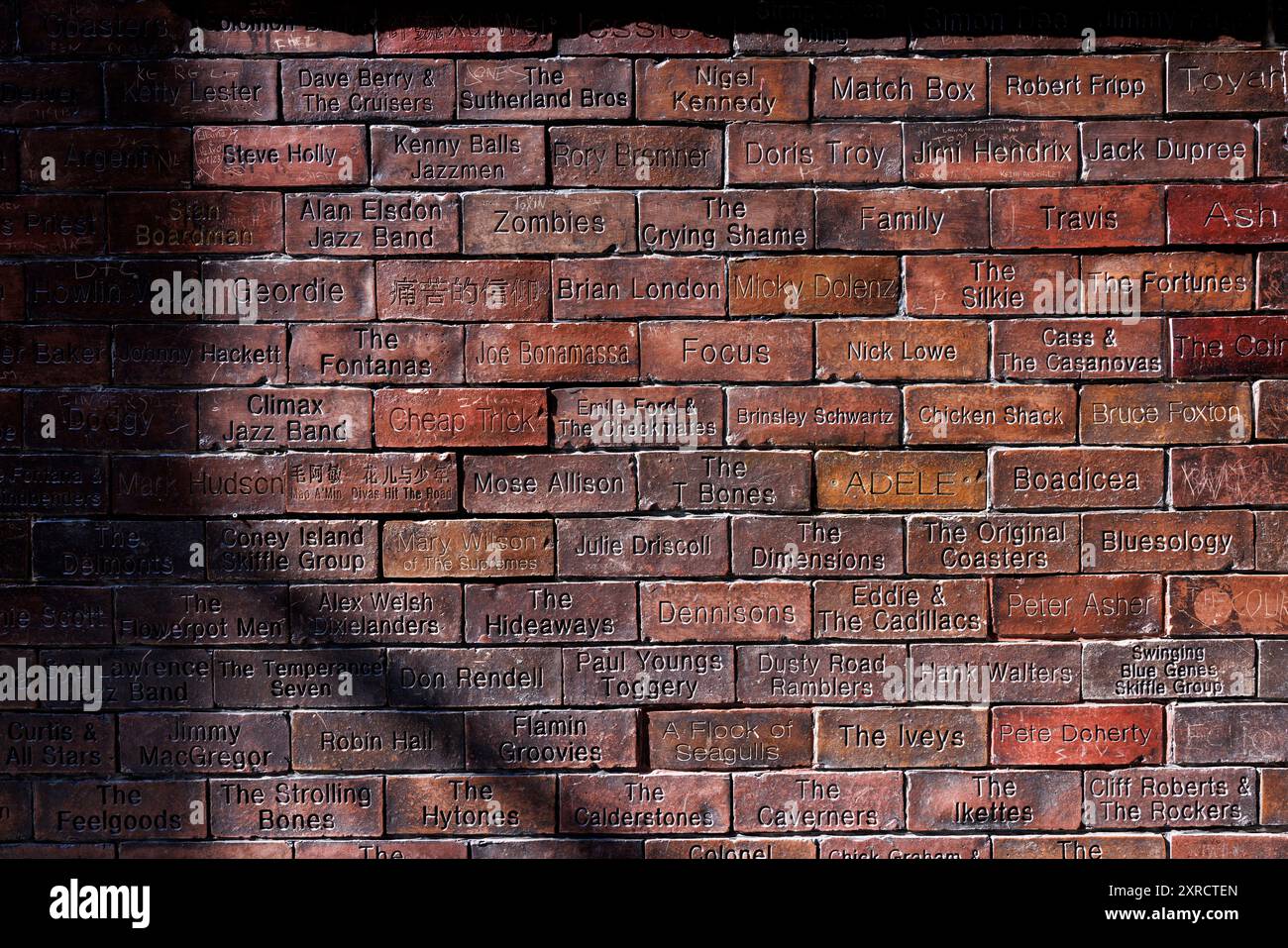 Vista generale (GV) della Cavern Wall of Fame al Cavern Pub in Matthew Street a Liverpool, Gran Bretagna. Immagine scattata il 1 agosto 2024. © Belinda Jiao j Foto Stock