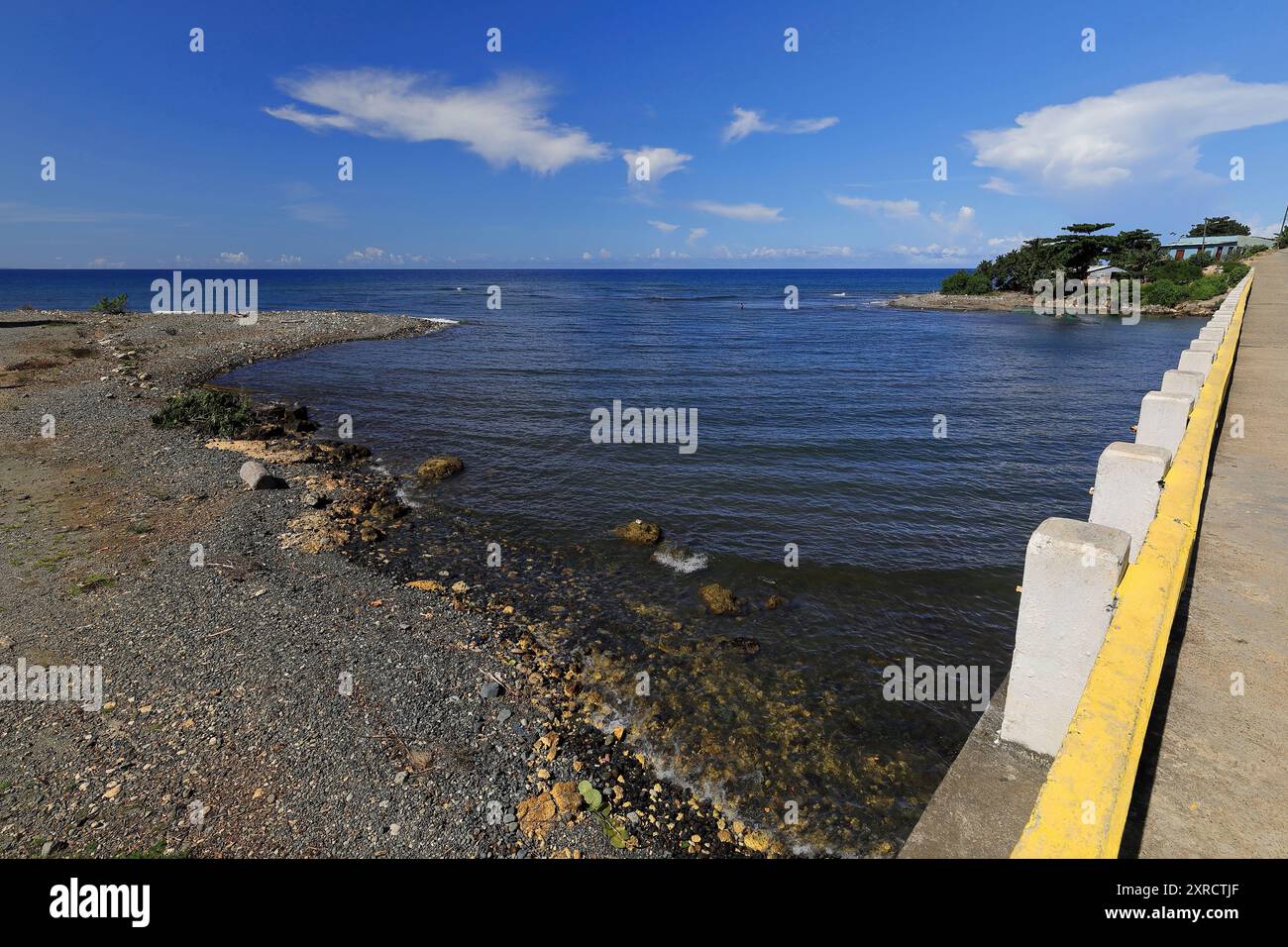 592 Ponte dell'autostrada che attraversa il fiume Rio Yumuri accanto alla sua foce nella comunità di Boca de Yumuri all'inizio del canyon del fiume. Baracoa-Cuba. Foto Stock