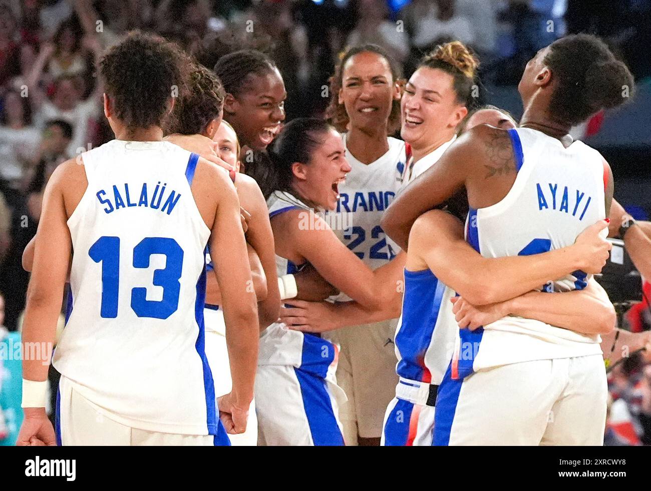 Parigi, Francia. 09 agosto 2024. La Francia celebra una vittoria di 81-75 straordinari contro il Belgio nella semifinale femminile di basket dei Giochi Olimpici di Parigi 2024 alla Bercy Arena di Parigi, in Francia, venerdì 9 agosto 2024. La Francia affronterà gli Stati Uniti per la medaglia d'oro. Foto di Richard Ellis/UPI credito: UPI/Alamy Live News Foto Stock