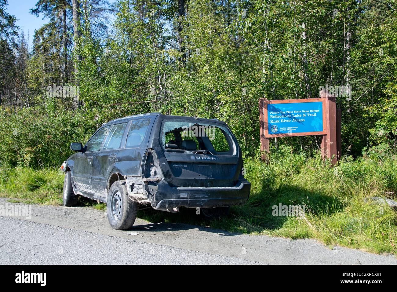 Wasilla, Alaska. Il veicolo abbandonato lasciato all'ingresso del Palmer Hay Flats State Game Refuge è un punto dolente per la splendida area circostante. Foto Stock