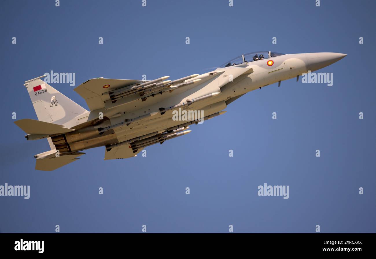 Boeing F-15QA Ababil durante l'esibizione pratica al Royal International Air Tattoo 2024 Foto Stock