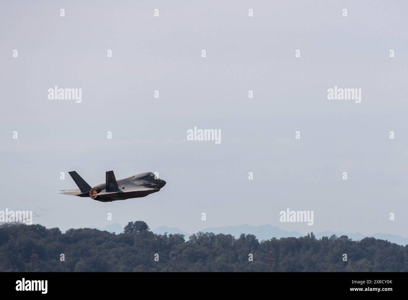 Il maggiore Craig Norris, un pilota del Marine Fighter Attack Training Squadron 502, Marine Aircraft Group 11, 3rd Marine Aircraft Wing, decolla su un F-35B Lightning II per un volo dimostrativo come parte della Seattle Seafair Fleet Week a Seattle, 2 agosto 2024. La Marina degli Stati Uniti, la Guardia Costiera e i Marines sono stati coinvolti in Seafair in qualche modo da quando il festival è iniziato 75 anni fa. L'evento annuale offre ai membri del servizio l'opportunità di interagire con il popolo americano e promuove il team Navy-Marine Corps come forza di spedizione della nazione pronta. Norris è nativo di Foto Stock