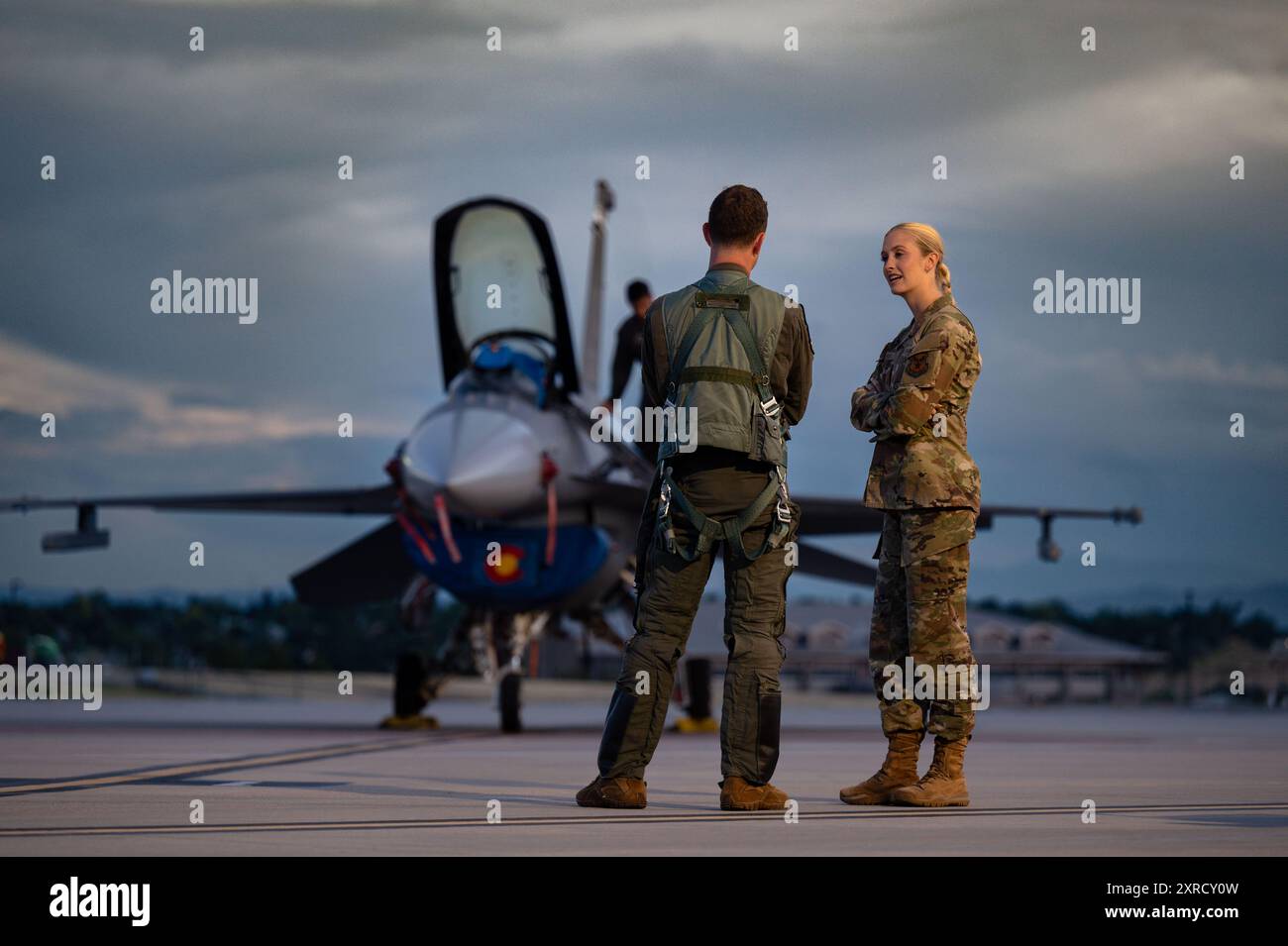 Il sottotenente Madison Marsh, incoronata Miss America 2024, parla con il capitano Ghost Paige alla Buckley Space Force base il 7 agosto 2024. Marsh incarna il servizio dentro e fuori l'uniforme, dimostrando che puoi raggiungere i tuoi sogni e obiettivi mentre sei in servizio nella United States Air Force. (Foto U.S. Air Force di Miriam Thurber) Foto Stock