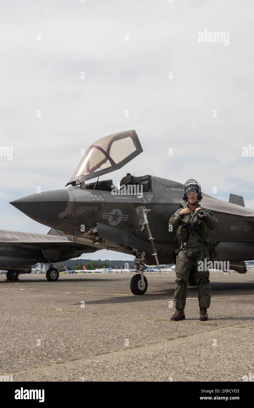 Craig Norris, un pilota del Marine Fighter Attack Training Squadron 502, Marine Aircraft Group 11, 3rd Marine Aircraft Wing, posa per una foto con un F-35B Lightning II prima di un volo dimostrativo come parte della Seattle Seafair Fleet Week a Seattle, 2 agosto 2024. La Marina degli Stati Uniti, la Guardia Costiera e i Marines sono stati coinvolti in Seafair in qualche modo da quando il festival è iniziato 75 anni fa. L'evento annuale offre ai membri del servizio l'opportunità di interagire con il popolo americano e promuove il team Navy-Marine Corps come forza di spedizione della nazione pronta. Norris sì Foto Stock