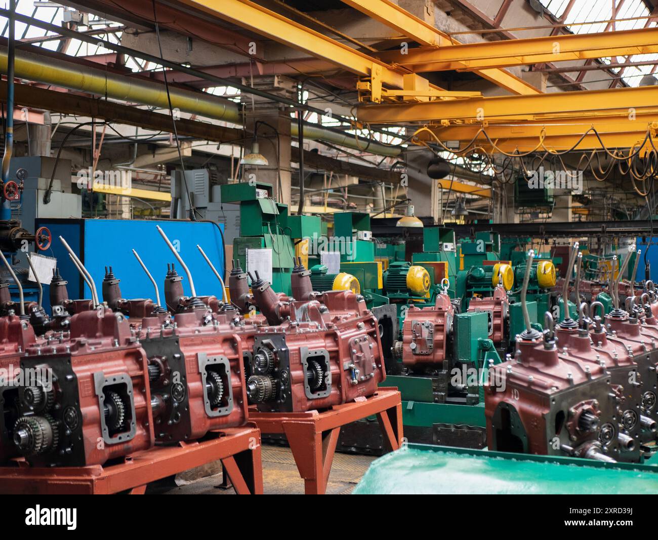 Produzione di cambi di trasmissione, attenzione selettiva. Molti cambi meccanici nell'officina della fabbrica di trattori Foto Stock