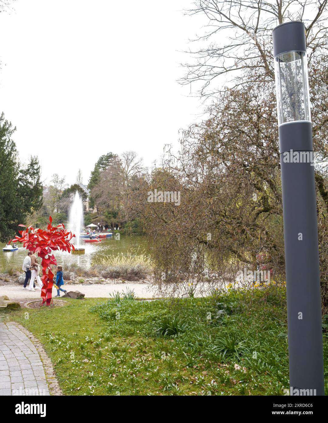 Francoforte, Germania - 31 marzo 2024: Le persone passeggiano in un parco di Francoforte sul meno in primavera, godendosi la vegetazione fresca e i fiori in fiore, catturando l'atmosfera vivace della stagione. Foto Stock