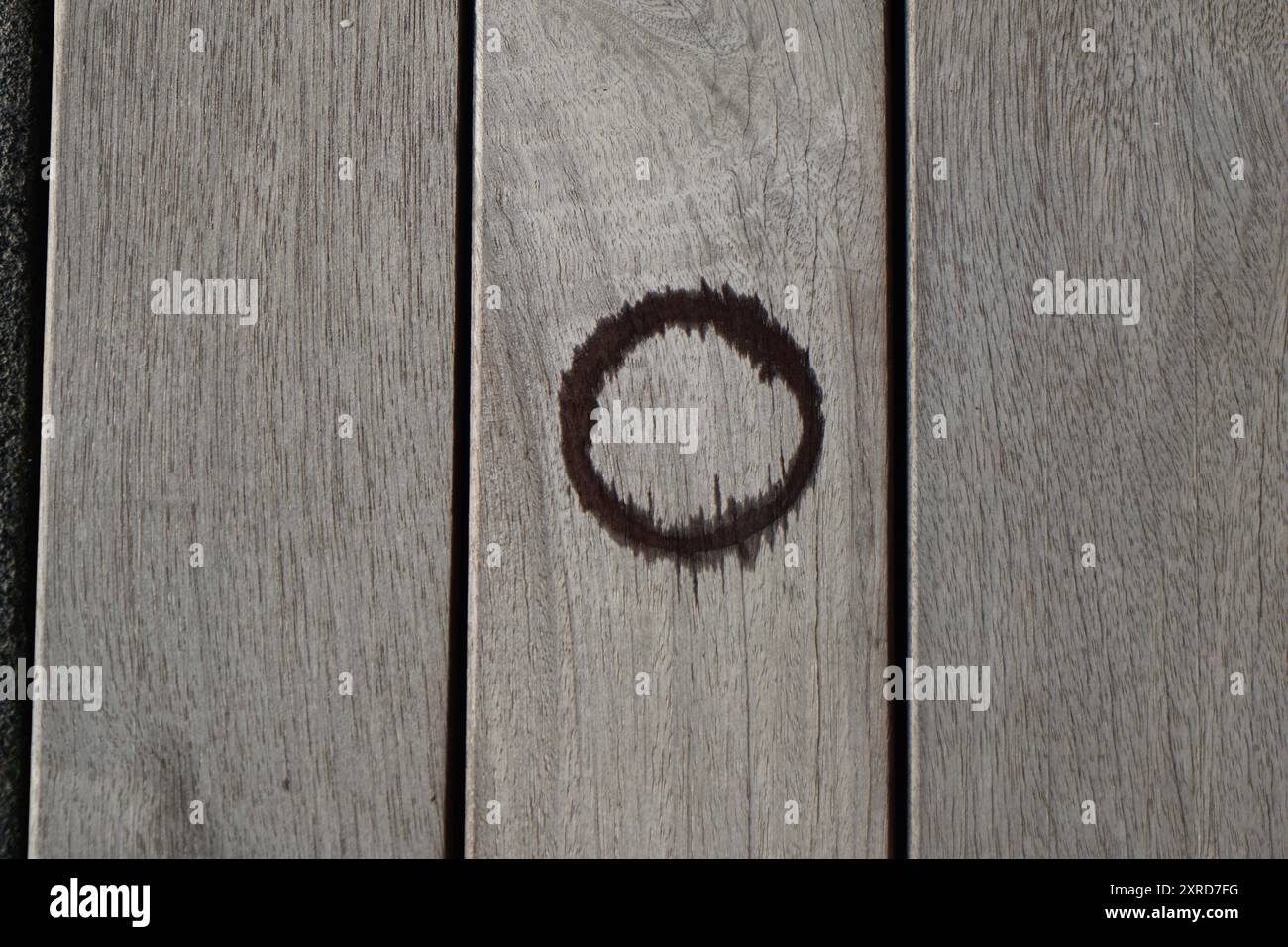 Macchie d'acqua di vetro su pavimenti in legno Foto Stock