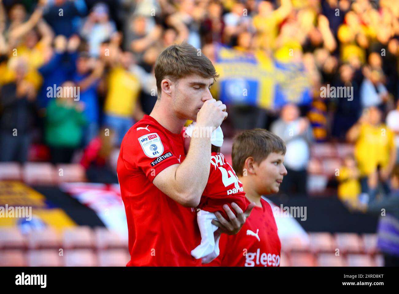 Oakwell Stadium, Barnsley, Inghilterra - 9 agosto 2024 Luca Connell (48) di Barnsley esce con il suo bambino - durante la partita Barnsley V Mansfield Town, Sky Bet League One, 2024/25, Oakwell Stadium, Barnsley, Inghilterra - 9 agosto 2024 credito: Arthur Haigh/WhiteRosePhotos/Alamy Live News Foto Stock