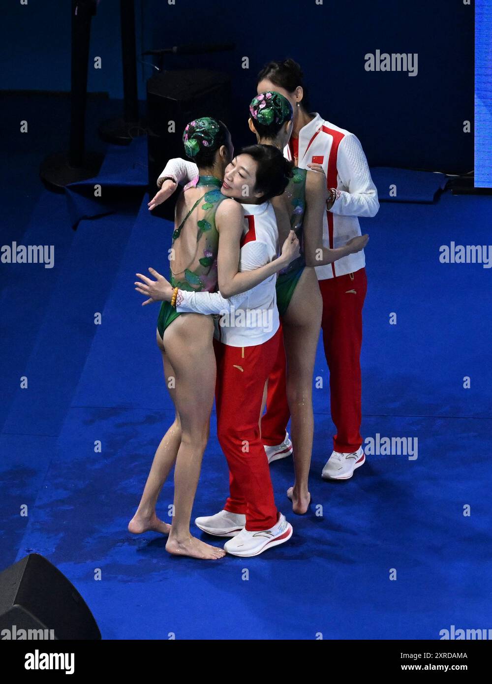 Saint Denis. 9 agosto 2024. Wang Liuyi/Wang Qianyi della Cina abbracciano i loro allenatori dopo la routine tecnica del duetto di nuoto artistico ai Giochi Olimpici di Parigi 2024 a Saint-Denis, Francia, 9 agosto 2024. Crediti: Xia Yifang/Xinhua/Alamy Live News Foto Stock