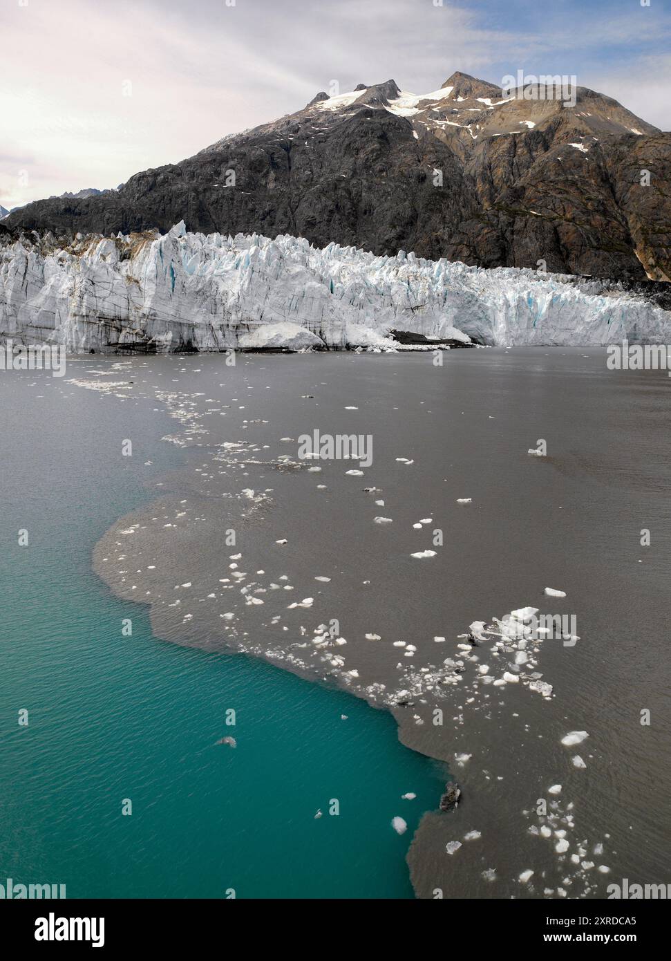 Ghiacciaio Margerie a Glacier Bay, Alaska, Stati Uniti. Il ghiacciaio Margerie è lungo 34 chilometri e alto 110 metri. È fondamentale per fornire habitat alle foche e ad altre specie. La maggior parte dei ghiacciai dell'Alaska si sta sciogliendo a un ritmo record a causa del riscaldamento globale, tuttavia nel 2023 lo status del ghiacciaio Margerie è classificato come stabile, né in crescita né in regressione. Foto Stock