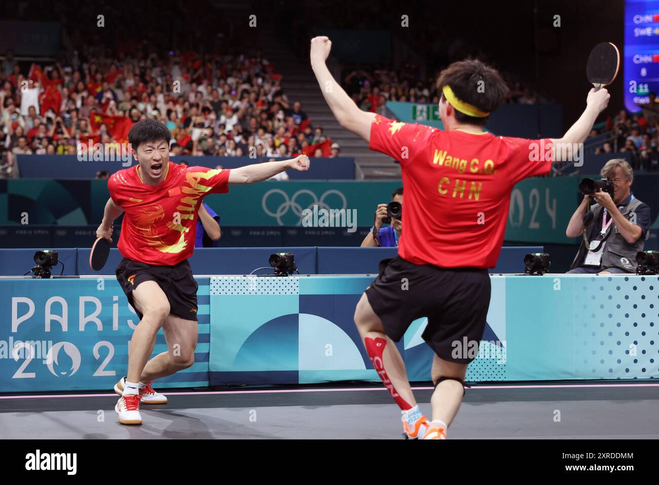 Pechino, Francia. 9 agosto 2024. Ma Long (L)/Wang Chuqin della Cina reagiscono mentre gareggiano contro Anton Kallberg/Kristian Karlsson della Svezia durante la medaglia d'oro a squadre maschile di ping-pong tra Cina e Svezia ai Giochi Olimpici di Parigi del 2024 a Parigi, in Francia, il 9 agosto 2024. Crediti: Liu Xu/Xinhua/Alamy Live News Foto Stock