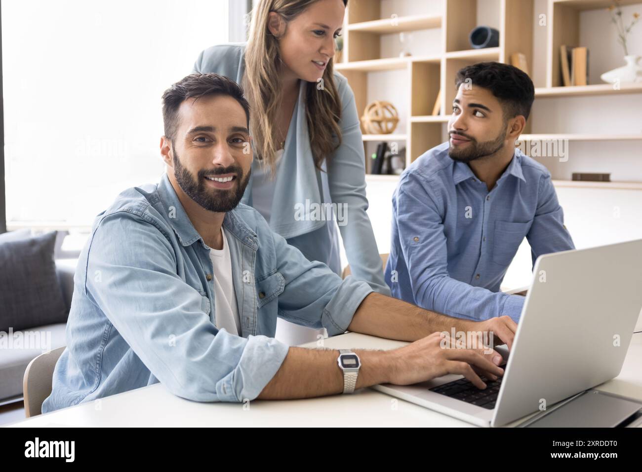 Ritratto di un bell'uomo del team leader aziendale che scrive al notebook Foto Stock