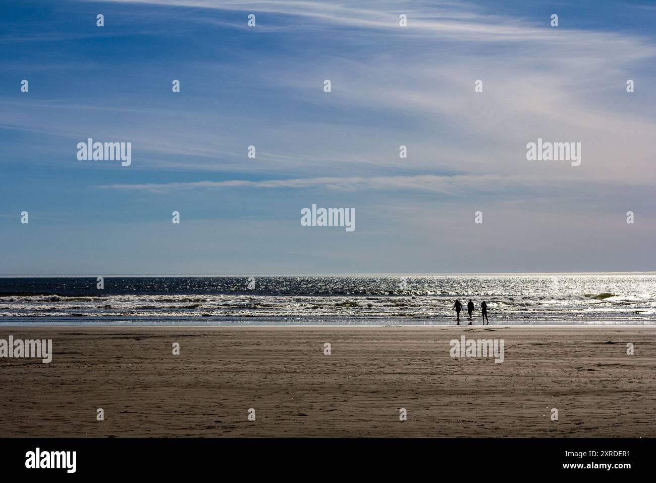 Forks, WA, USA - 25 giugno 2022: I turisti si godono una calda giornata estiva sulla spiaggia nello stato di Washington Foto Stock