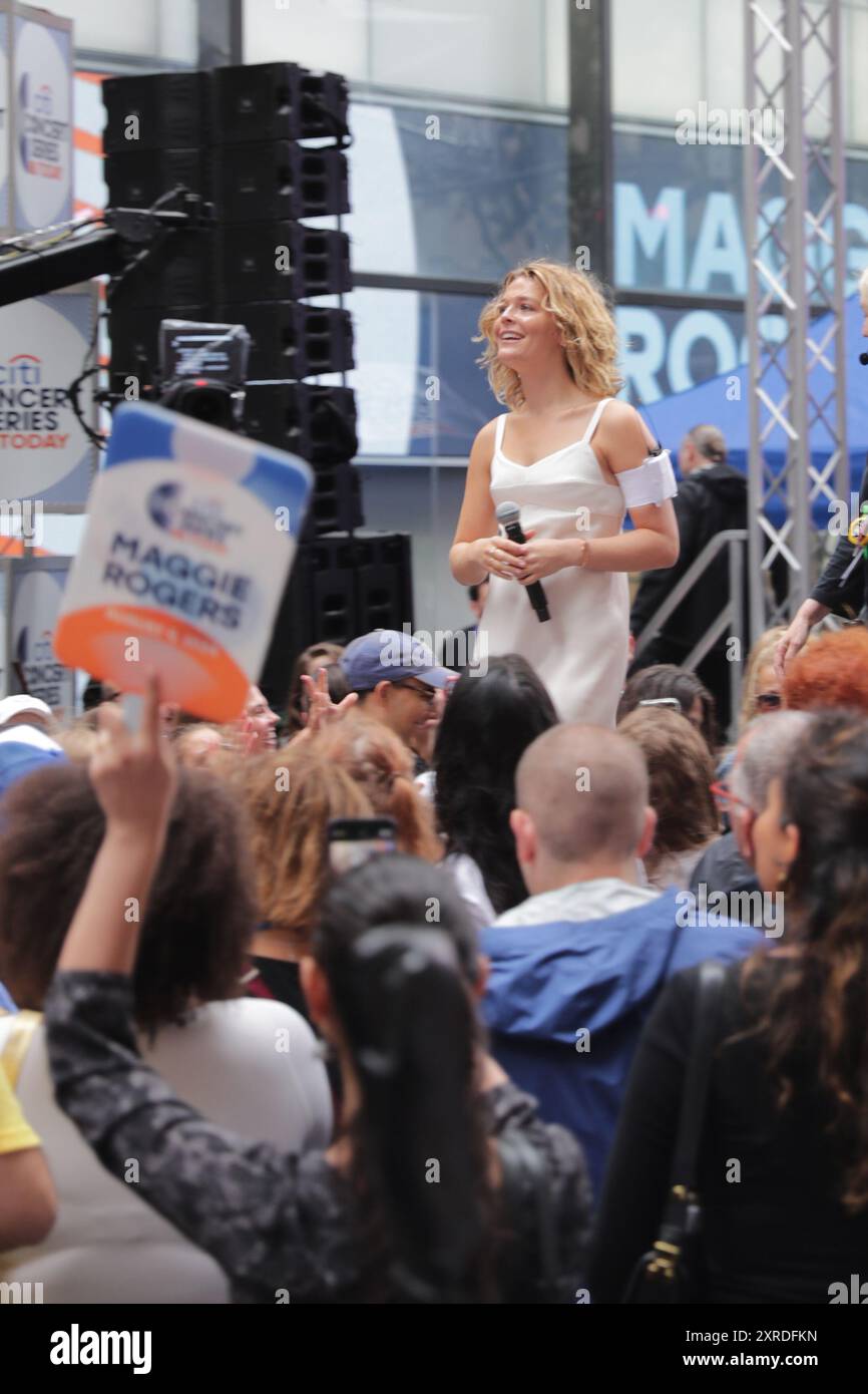 New York, Stati Uniti. 9 agosto 2024. New York, USA, 09 agosto 2024 - Maggie Rogers si esibisce al "Today" della NBC al Rockefeller Plaza il 9 agosto 2024 a New York City. Foto: Giada Papini Rampelotto/EuropaNewswire. (Credit Image: © Luiz Rampelotto/ZUMA Press Wire) SOLO PER USO EDITORIALE! Non per USO commerciale! Foto Stock