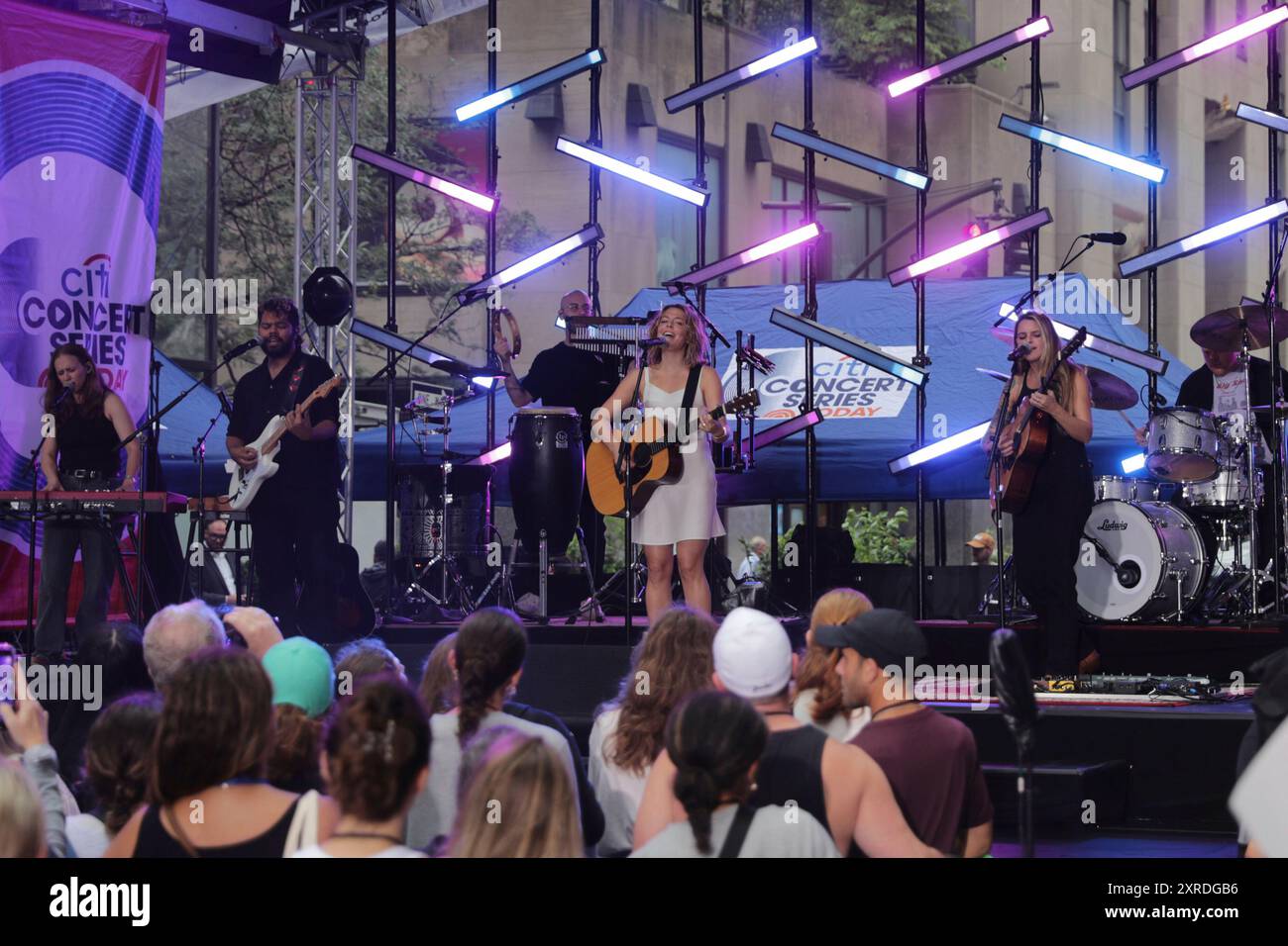 New York. 09 agosto 2024. New York, USA, 09 agosto 2024 - Maggie Rogers si esibisce al "Today" della NBC al Rockefeller Plaza il 9 agosto 2024 a New York City. Crediti: Giada Papini Rampelotto/EuropaNewswire/dpa/Alamy Live News Foto Stock