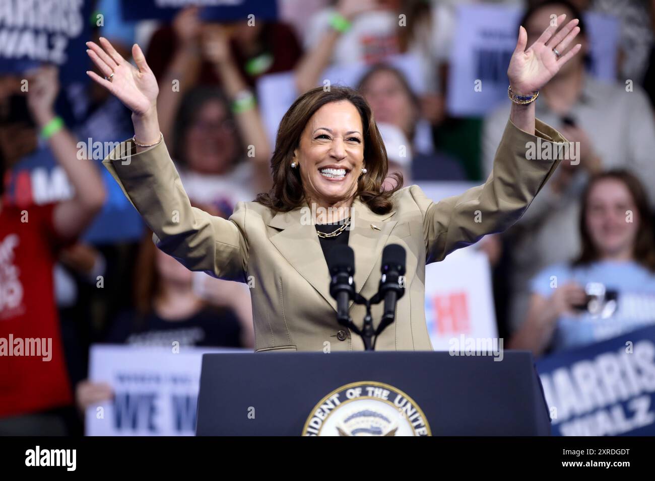 Glendale, Arizona, Stati Uniti. 9 agosto 2024. La Vice Presidente KAMALA HARRIS parla alla folla ad un raduno alla Desert Diamond Arena di Glendale, Arizona. (Credit Image: © Gage Skidmore/ZUMA Press Wire) SOLO PER USO EDITORIALE! Non per USO commerciale! Foto Stock