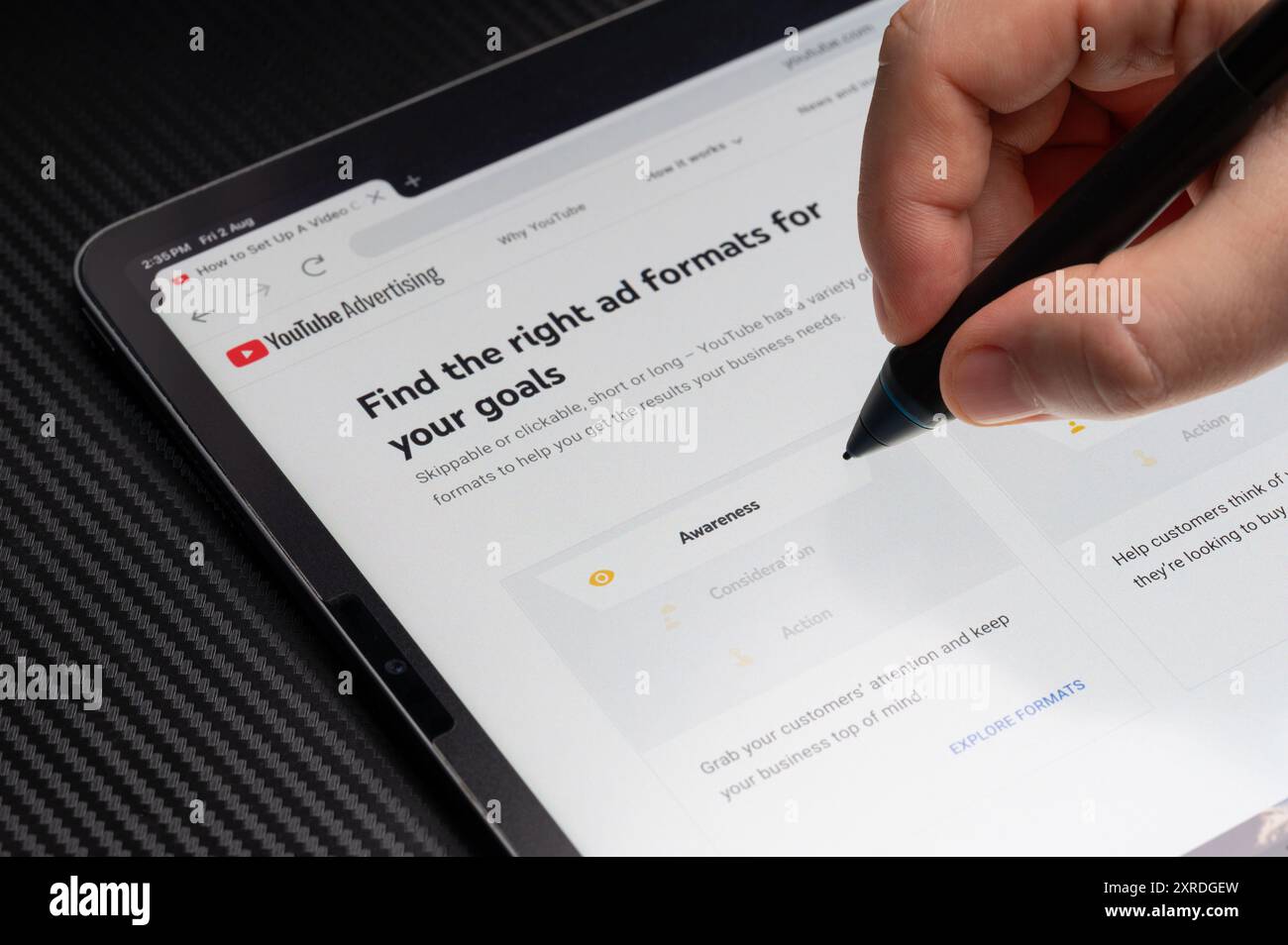 New York, Stati Uniti - 2 agosto 2024: Annunci YouTube esplorano i formati su schermo del tablet vista ravvicinata macro Foto Stock