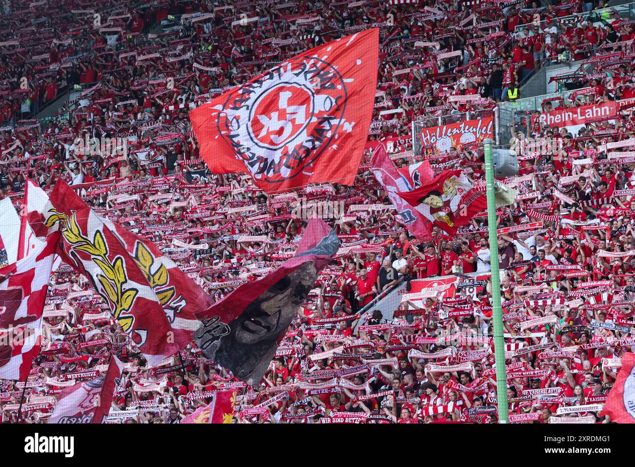 Fan FC Kaiserslautern, GER, 1. FC Kaiserslautern vs. Spvgg Greuther Fuerth, Fussball, 2. Bundesliga, 2. Spieltag, Spielzeit 2024-25, 09.08.2024, REGOLAMENTO DFL QUALSIASI USO di FOTOGRAFIE COME SEQUENZE DI IMMAGINI E / ORQUASI-VIDEO, foto: Eibner-Pressefoto/Joerg Niebergall Foto Stock