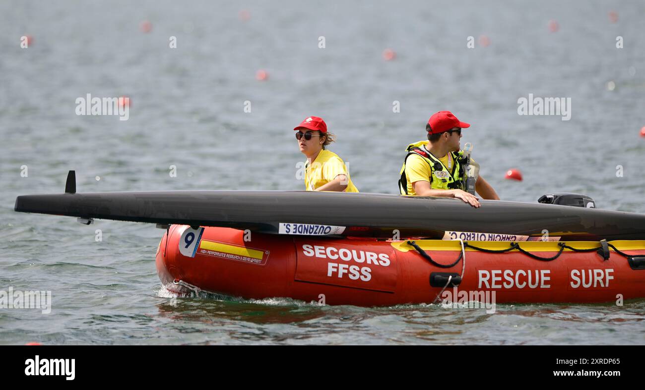 Parigi, Francia. 09 agosto 2024. Giochi olimpici di Parigi 2024. Canoa Sprint. Stadio Olimpico Nautico. Parigi. Il kayak di Carolina Garcia Otero (ESP) e Sara Ouzande (ESP) viene recuperato dalla squadra di soccorso nella competizione Canoe Sprint durante le Olimpiadi di Parigi 2024 allo Stadio Nautico Olimpico, Francia. Crediti: Sport in foto/Alamy Live News Foto Stock