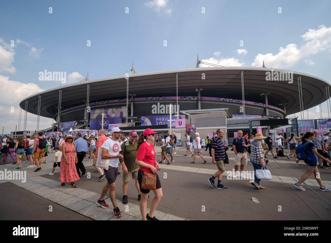 Parigi, Francia - 2 agosto 2024: Veduta delle persone che camminano verso lo Stadio Stade de France, per assistere ai Giochi Olimpici di Parigi in Francia Foto Stock