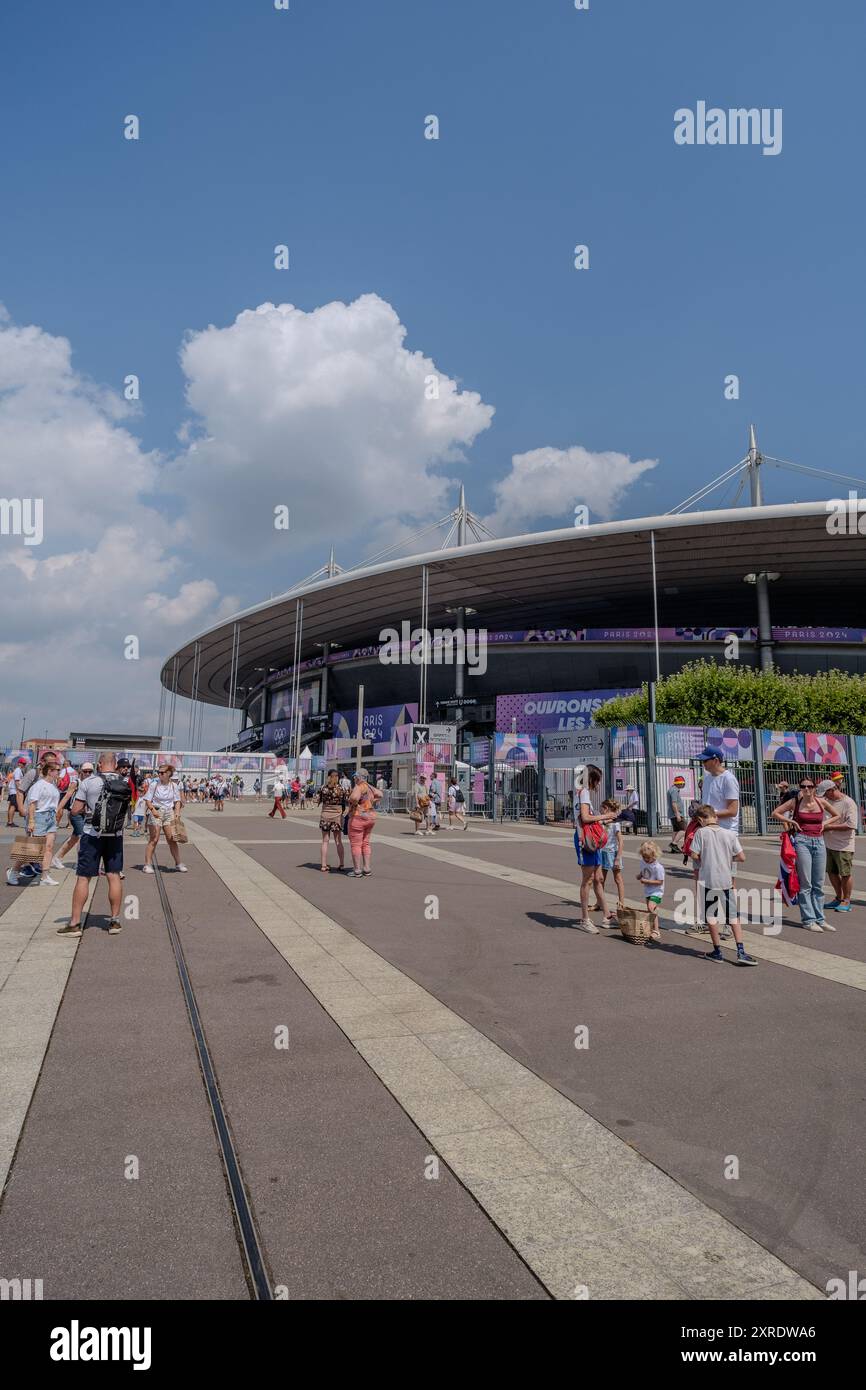 Parigi, Francia - 2 agosto 2024: Veduta delle persone che camminano verso lo Stadio Stade de France, per assistere ai Giochi Olimpici di Parigi in Francia Foto Stock