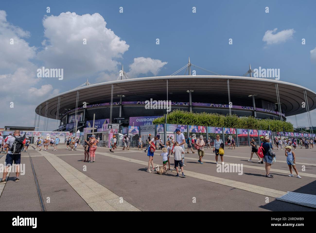 Parigi, Francia - 2 agosto 2024: Veduta delle persone che camminano verso lo Stadio Stade de France, per assistere ai Giochi Olimpici di Parigi in Francia Foto Stock