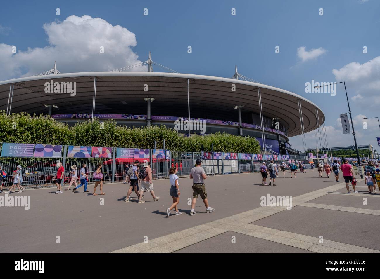 Parigi, Francia - 2 agosto 2024: Veduta delle persone che camminano verso lo Stadio Stade de France, per assistere ai Giochi Olimpici di Parigi in Francia Foto Stock