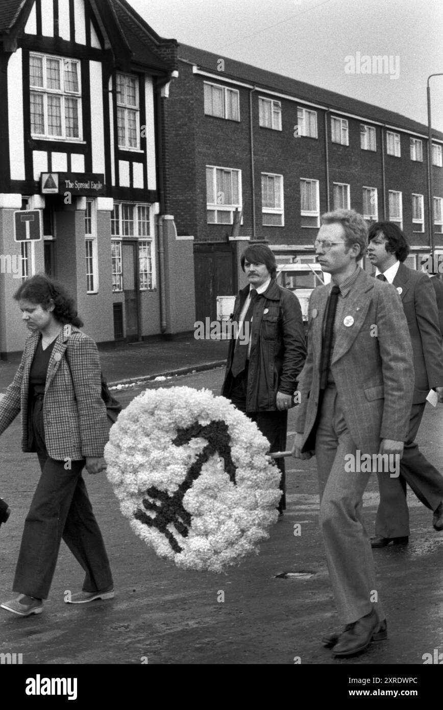 Omaggio floreale anti Nazi League (ANL) portato nella processione funebre per Blair Peach che fu ucciso nell'aprile 1979 durante la manifestazione anti-National Front a Southall, West London. Blair Peach era un membro attivo sia della Lega anti-nazista che della Inner London Teachers Association. Southall, Londra, Inghilterra 13 giugno 1979. 1970 UK HOMER SYKES Foto Stock