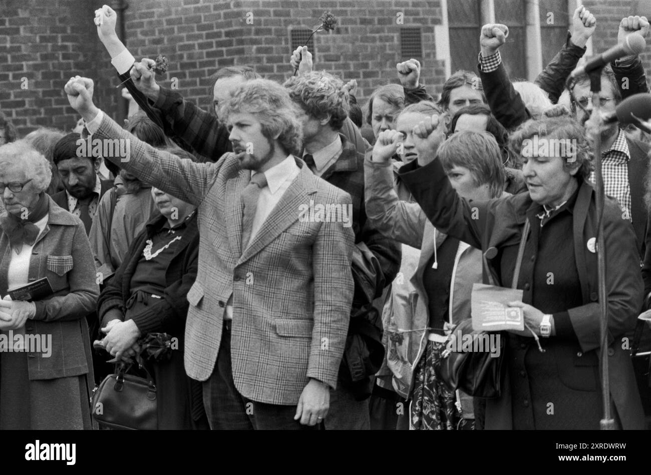 Il funerale di Blair Peach, un'insegnante della scuola di East London, ucciso nell'aprile 1979 durante la manifestazione anti-National Front a Southall, West London. Beh, i bastoncini con le braccia sollevate, i pugni acchiappati allineano la rotta mentre passa la corteccia funebre. Blair Peach era un membro attivo sia della Lega anti-nazista che della Inner London Teachers Association. Southall, Londra, Inghilterra 13 giugno 1979. 1970 UK HOMER SYKES Foto Stock