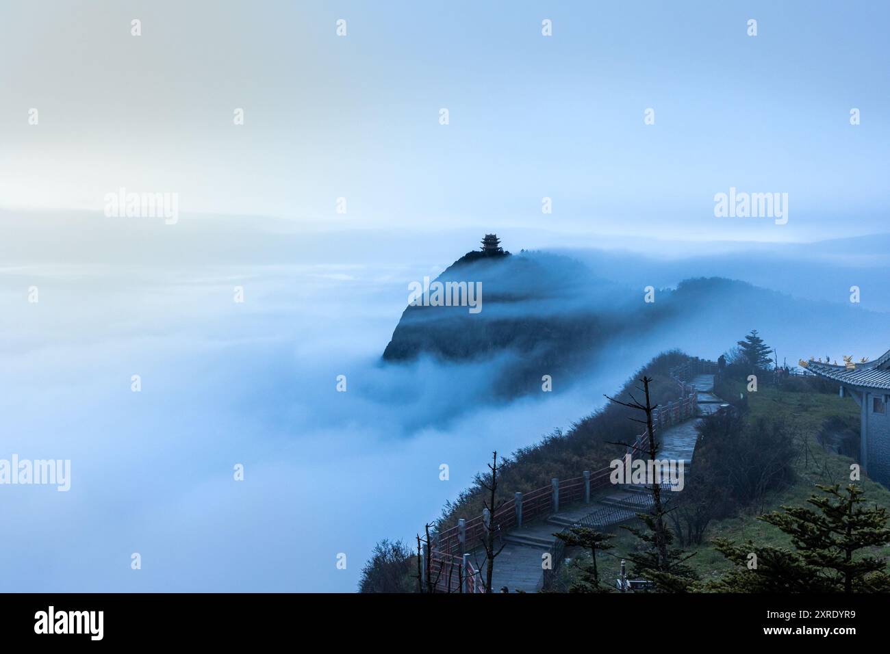 Vista panoramica mattutina con paesaggio nuvoloso dal Monte Emei o da Emeishan, nella Cina del Sichuan. Foto Stock