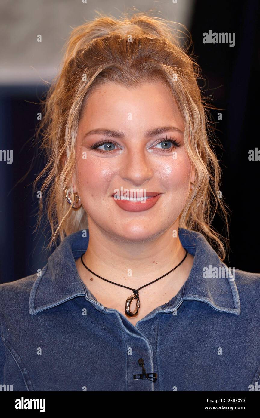 Laura Larsson bei der Aufzeichnung der NDR Talk Show im NDR Fernsehstudio Lokstedt. Amburgo, 10.07.2024 *** Laura Larsson alla registrazione del talk show NDR nello studio televisivo NDR Lokstedt Hamburg, 10 07 2024 foto:xH.xHartmannx/xFuturexImagex ndr talk1007 4713 Foto Stock