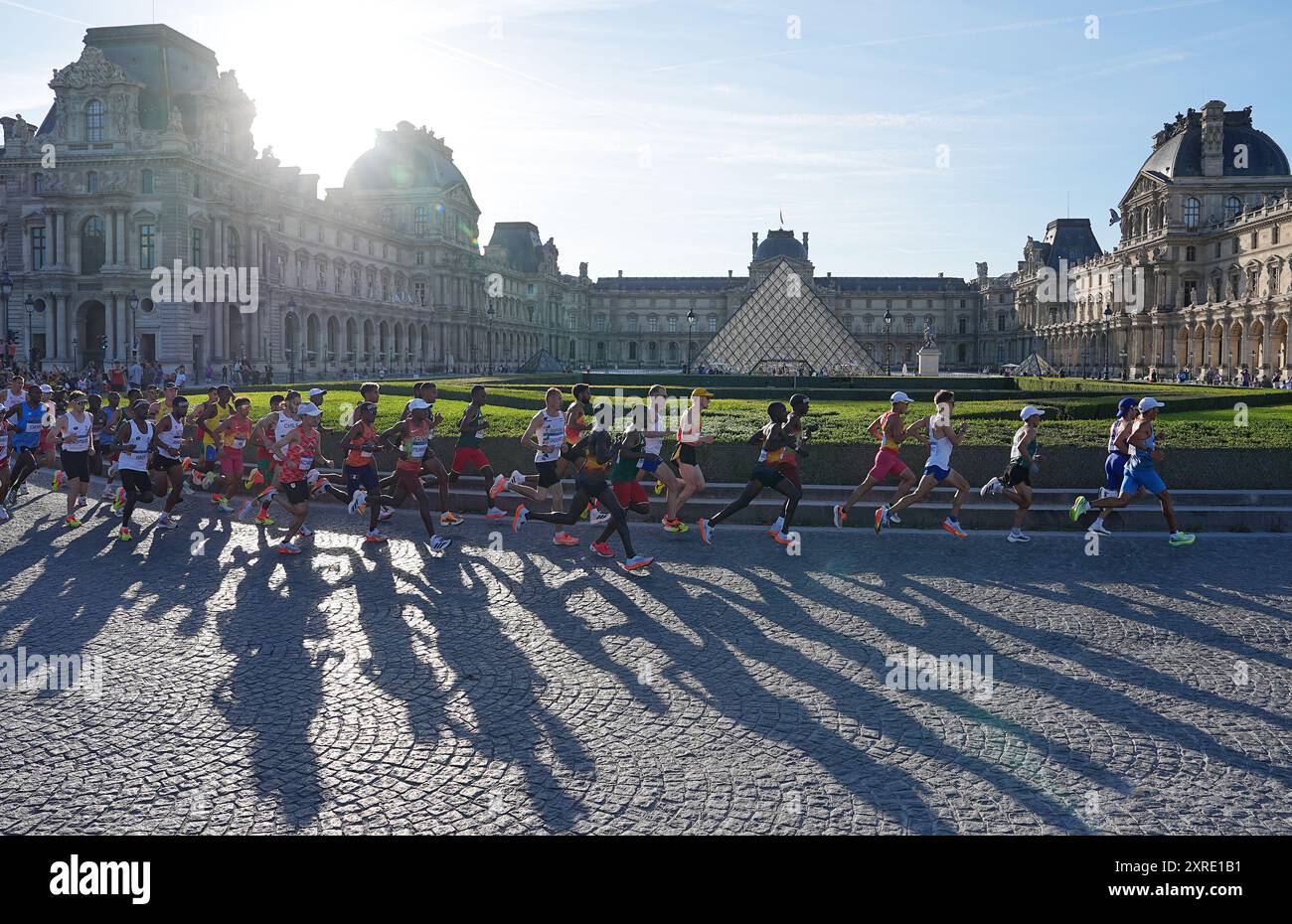 Parigi, Francia. 10 agosto 2024. Gli atleti gareggiano durante la maratona maschile di atletica leggera ai Giochi Olimpici di Parigi 2024 a Parigi, Francia, 10 agosto 2024. Crediti: Li Gang/Xinhua/Alamy Live News Foto Stock