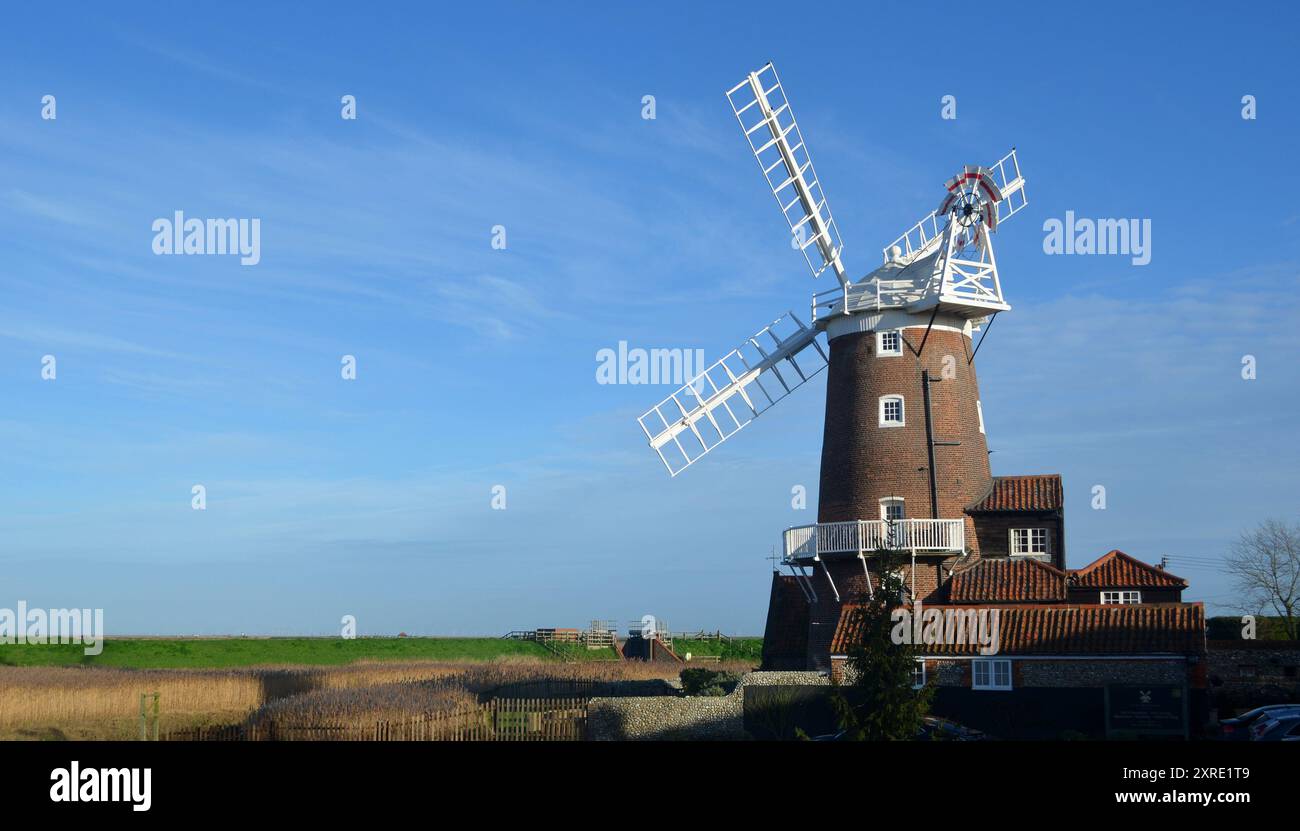 Mulino a vento di Cley e paludi Nord Norfolk Inghilterra. Foto Stock