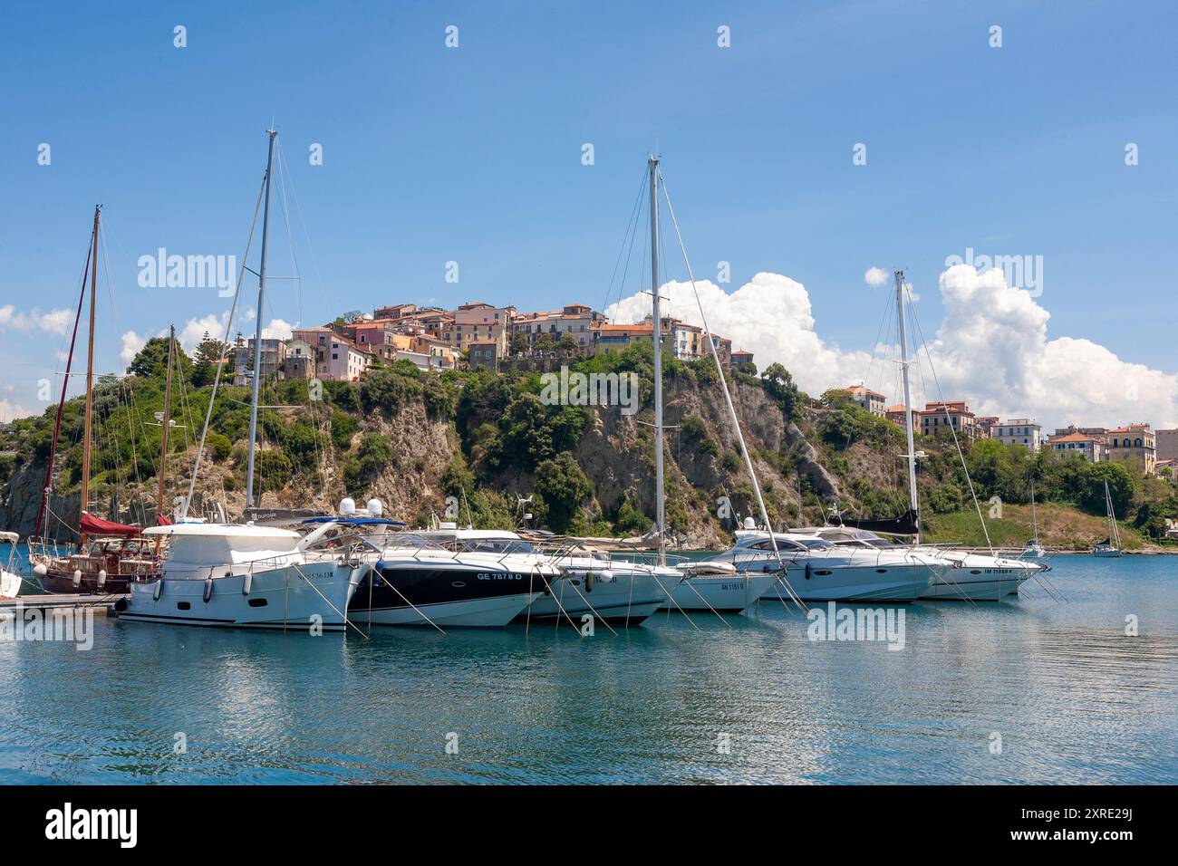 Yacht in porto, Agropoli, Campania, Italia Foto Stock
